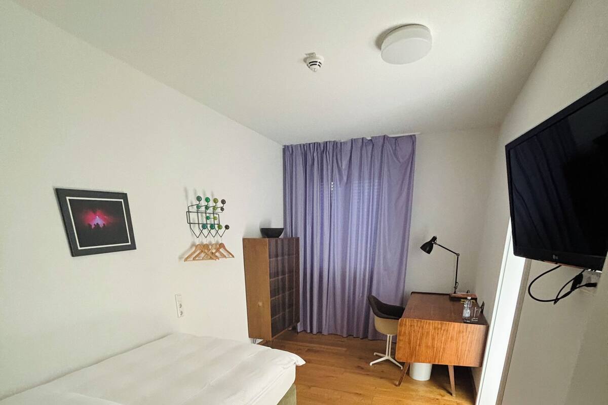 Comfort eenpersoonskamer, 1 twijfelaar, niet-roken | Lakens van Egyptisch katoen, luxe beddengoed, een bureau, gratis wifi