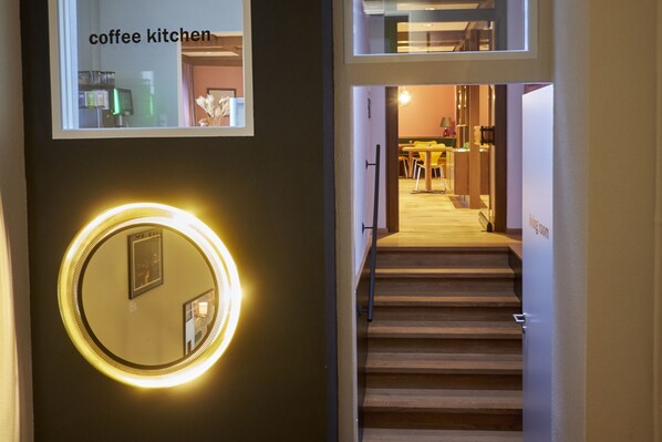 อาหารเช้าแบบบริการตนเองทุกวัน (EUR 13.50 ต่อคน)