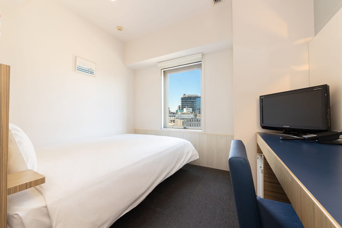 Desk, blackout curtains, free WiFi