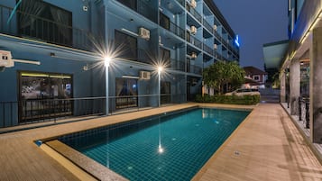 Una piscina al aire libre