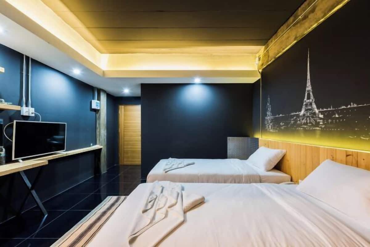 Biancheria da letto ipoallergenica, una scrivania, tende oscuranti