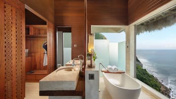 Biệt thự trăng mật, hồ bơi riêng, quang cảnh biển | Phòng tắm | Buồng tắm vòi sen, vòi sen phun mưa, đồ dùng nhà tắm miễn phí