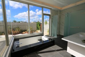 Exclusive-huvila, 1 makuuhuone, yksityinen uima-allas, puutarha-alue | Kylpyhuoneen mukavuudet | Erillinen kylpyamme ja suihku, syvä kylpyamme, hierova suihkupää