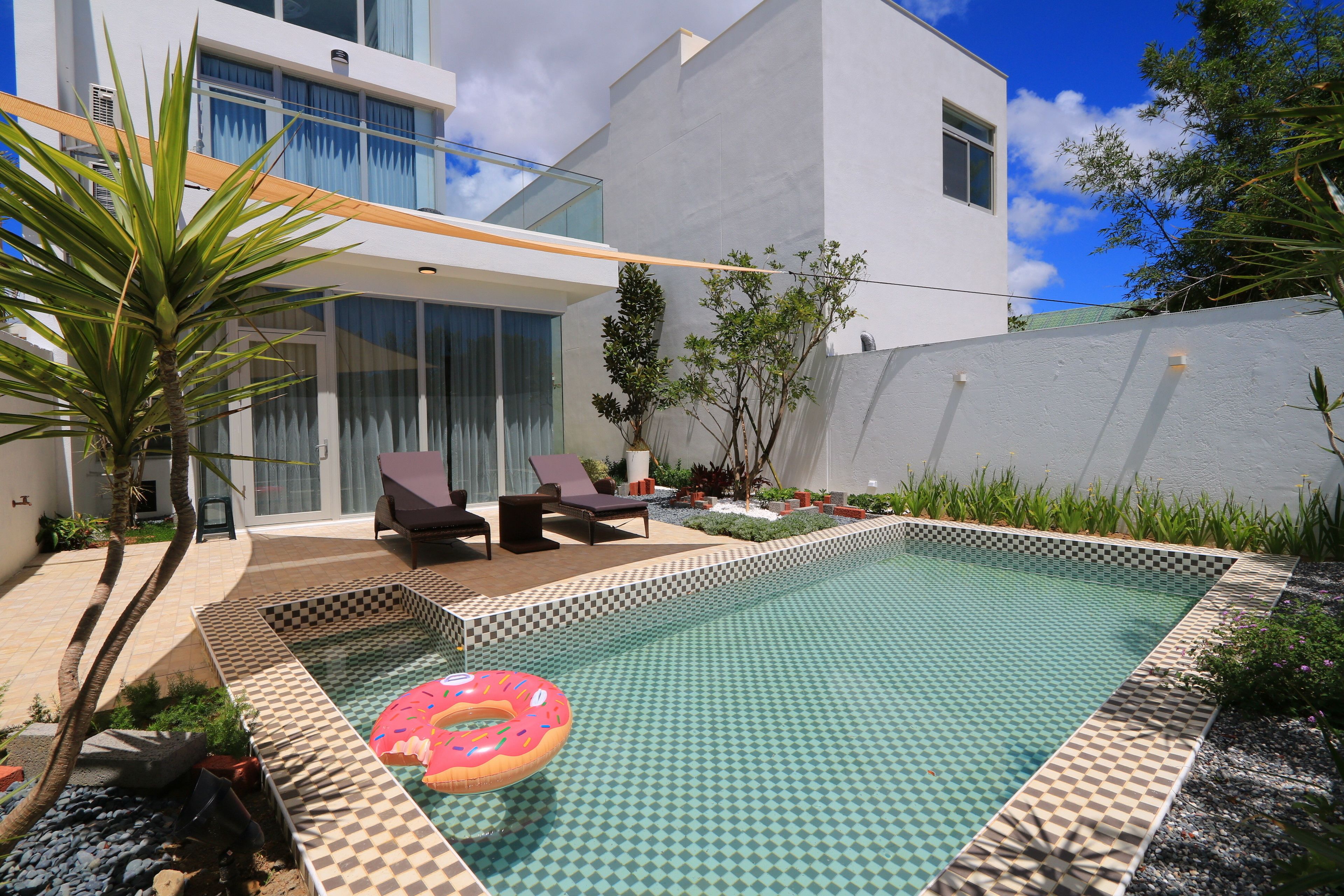 8 piscinas al aire libre, sillones reclinables de piscina