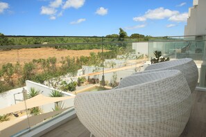 Design-talo, 2 makuuhuonetta, yksityinen uima-allas, puolikerroksessa | Terassi/patio