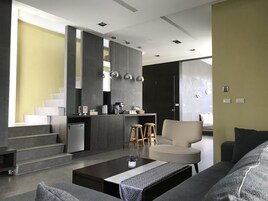 华丽独立别墅, 3 间卧室, 私人游泳池, 复式 | 起居区 | 58-英寸LED 电视 （配备有线频道）、电视