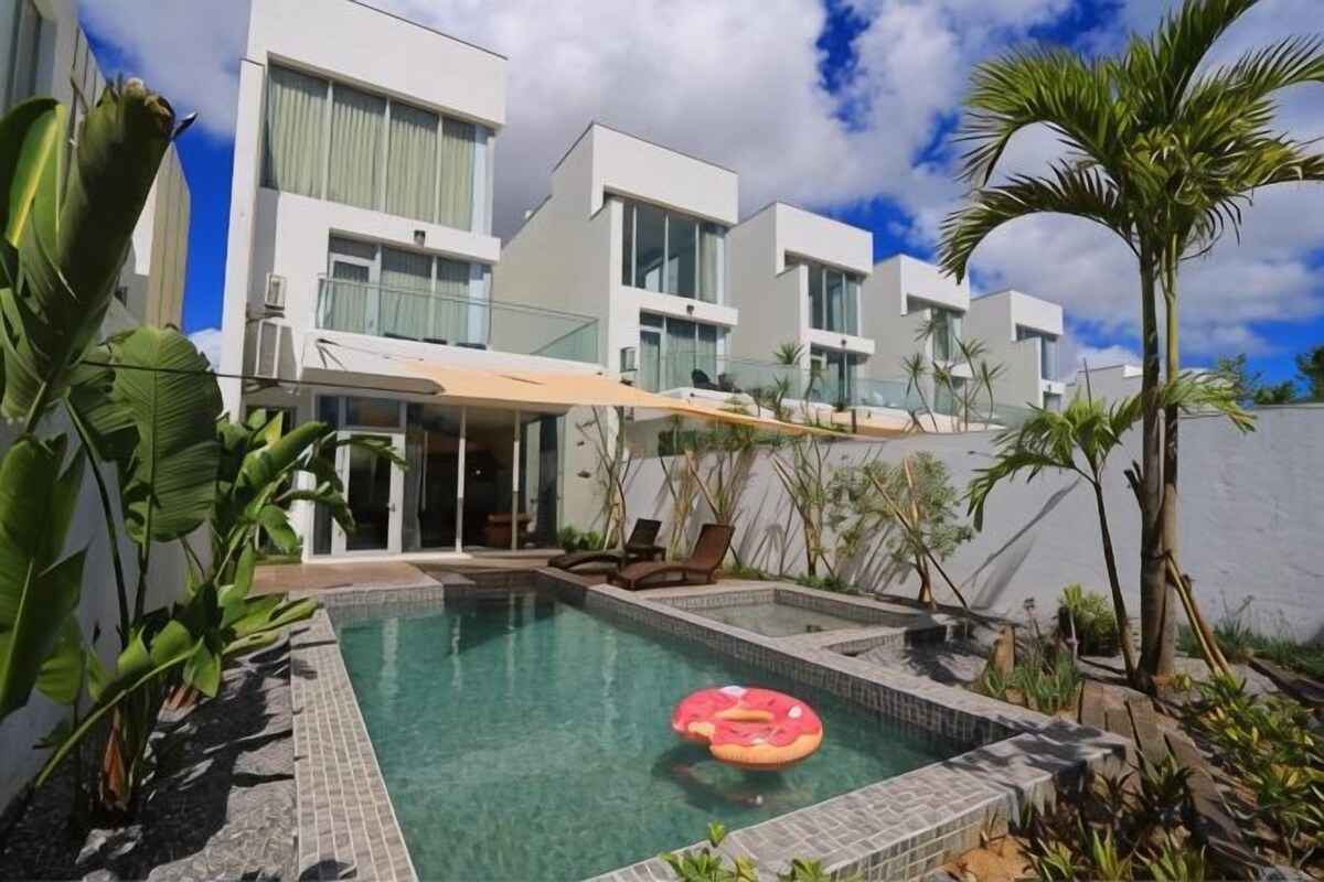 Pool | 8 outdoor pools, sun loungers