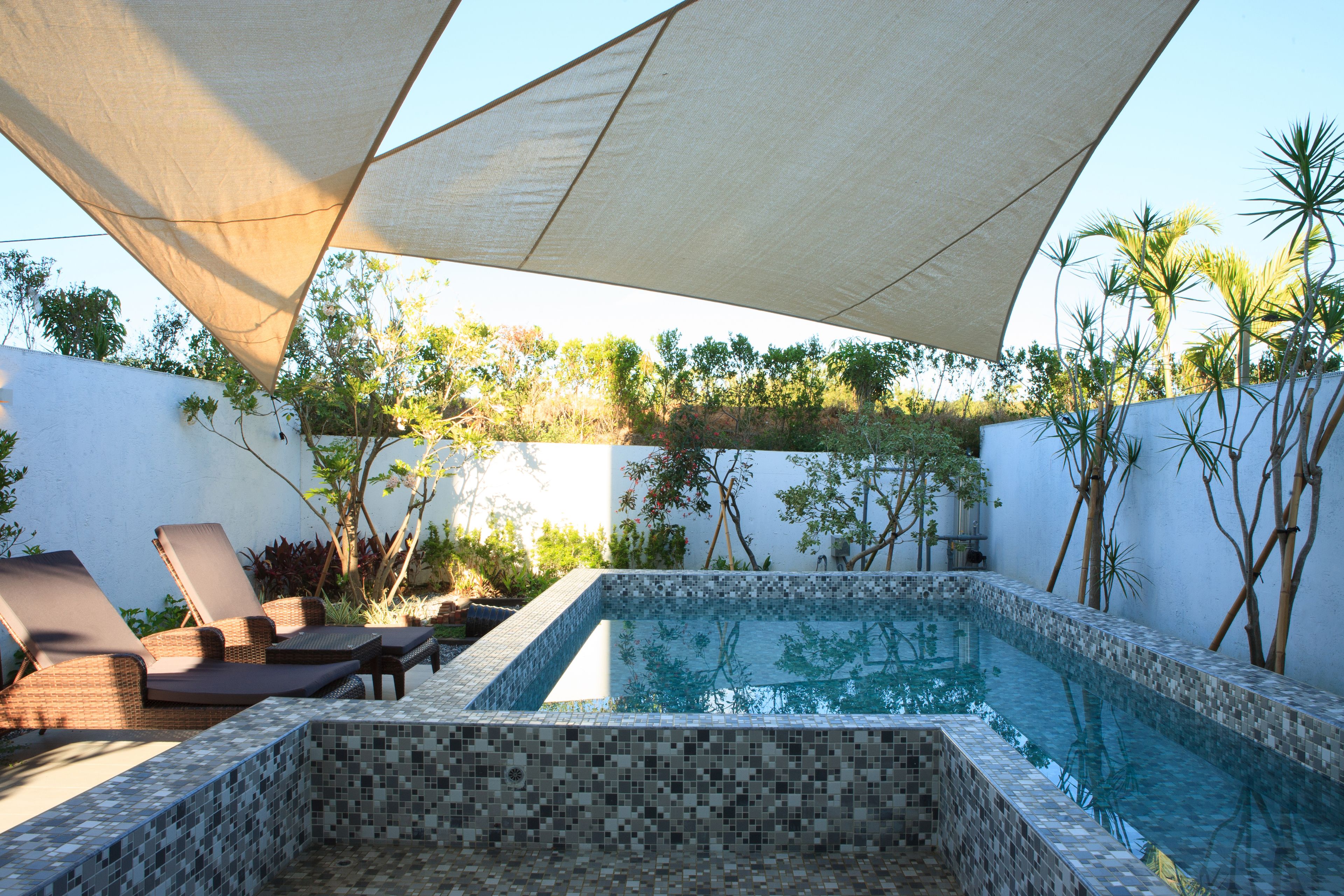 8 outdoor pools, sun loungers