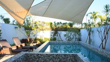 8 outdoor pools, sun loungers