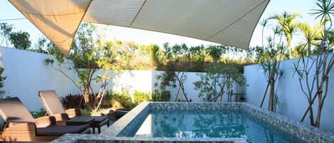 8 outdoor pools, sun loungers