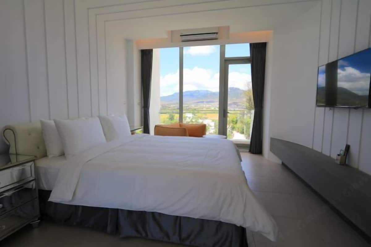1 bedroom, Egyptian cotton sheets, premium bedding, down duvets