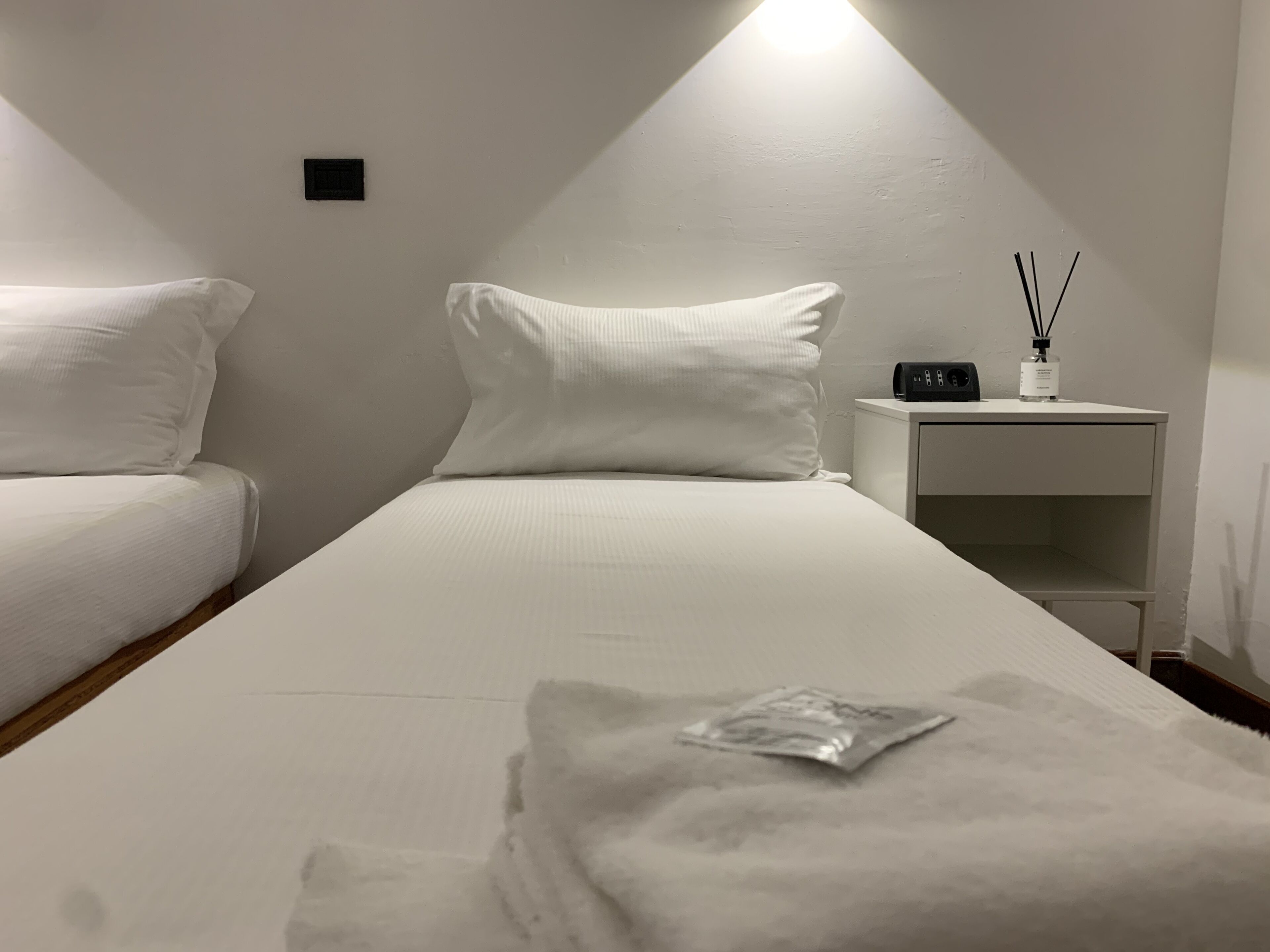 Seprai premium, selimut bulu angsa, minibar, dan brankas