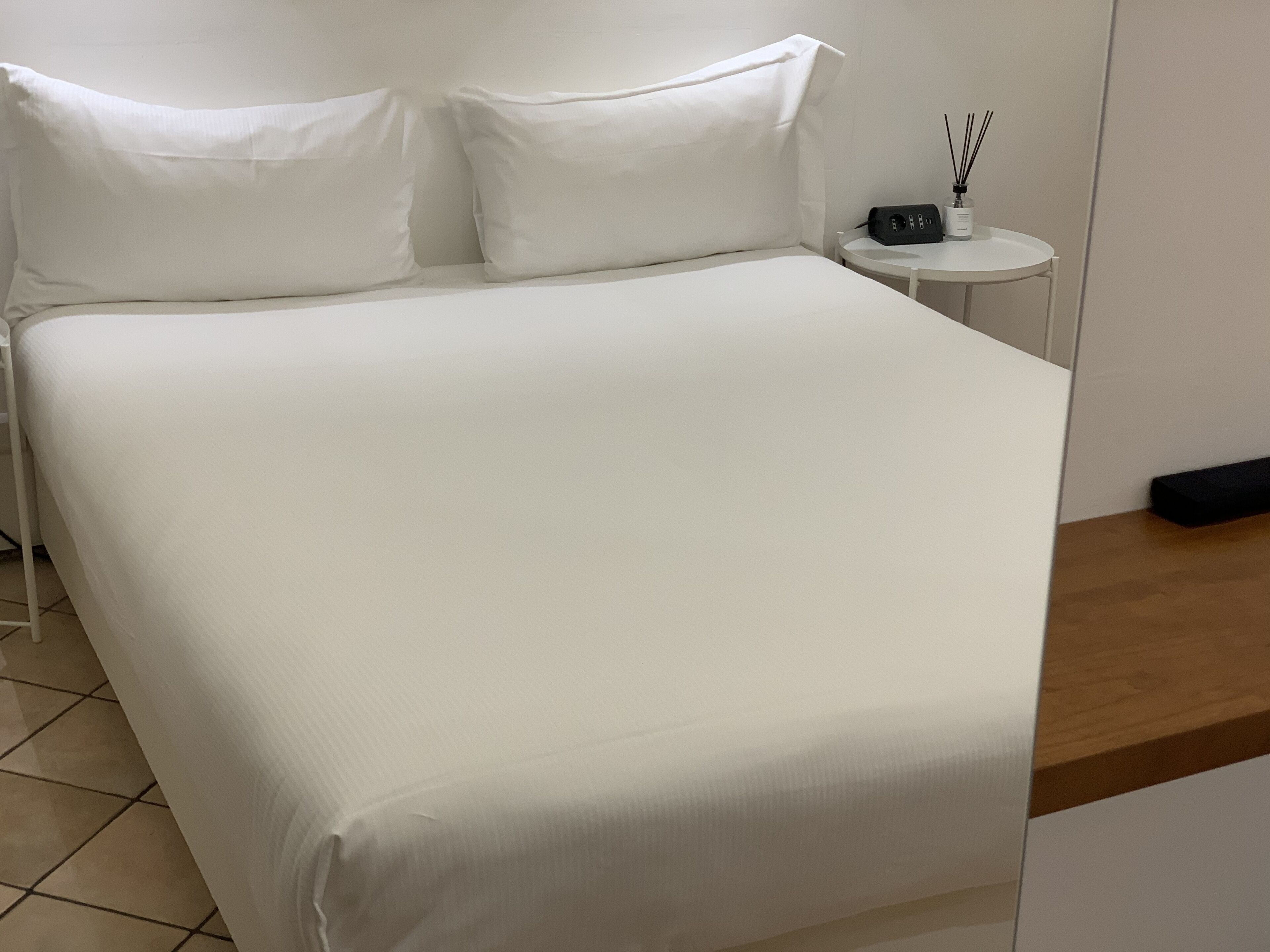 Seprai premium, selimut bulu angsa, minibar, dan brankas