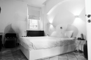 Ropa de cama de alta calidad, cubrecamas y minibar 