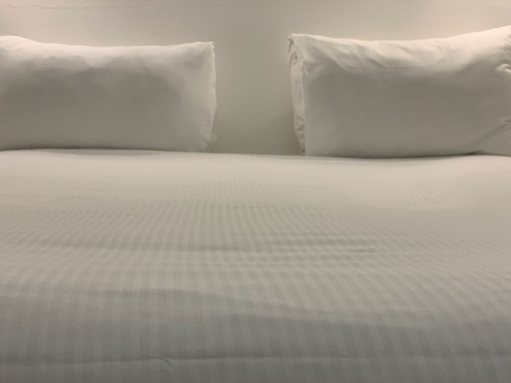 Seprai premium, selimut bulu angsa, minibar, dan brankas
