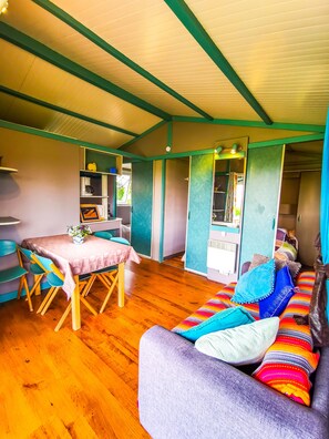 1 Schlafzimmer, individuell dekoriert, individuell eingerichtet