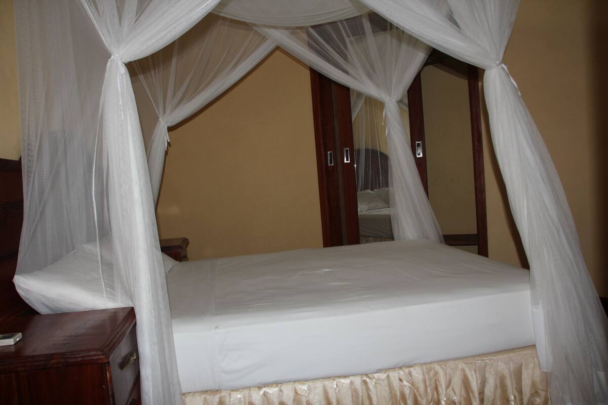 House, 2 Bedrooms | Egyptian cotton sheets, premium bedding, rollaway beds, bed sheets