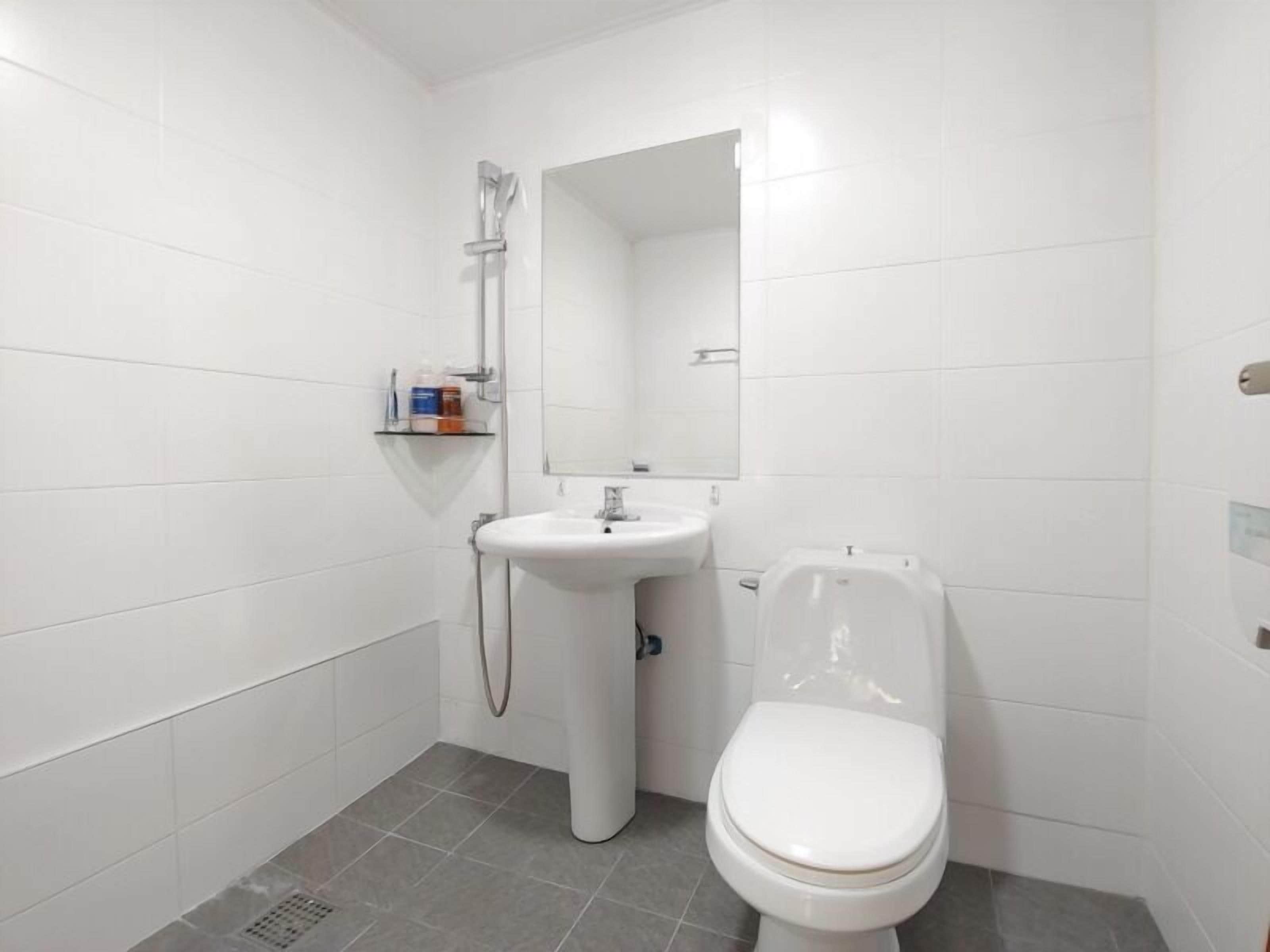 Habitación familiar con 1 cama matrimonial o 2 individuales, 2 habitaciones (25PY) | Baño | Regadera, amenidades de baño gratuitas, secadora de cabello, pantuflas 