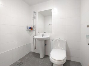 Kahden hengen perhehuone (yksi tai kaksi sänkyä), 2 makuuhuonetta, vuoristonäköala (25PY) | Kylpyhuone | Suihku, ilmaiset hygieniatuotteet, hiustenkuivaaja, tohvelit