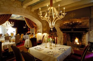 2 restaurants; lunch and dinner served