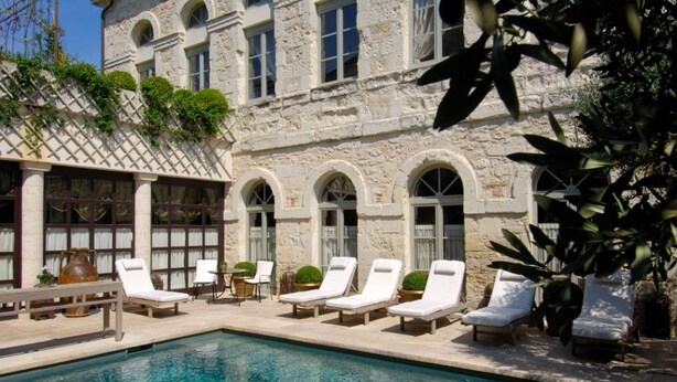 Piscine extérieure, parasols, chaises longues