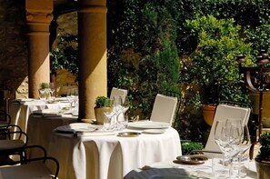 2 restaurants; ze serveren er lunch en diner 