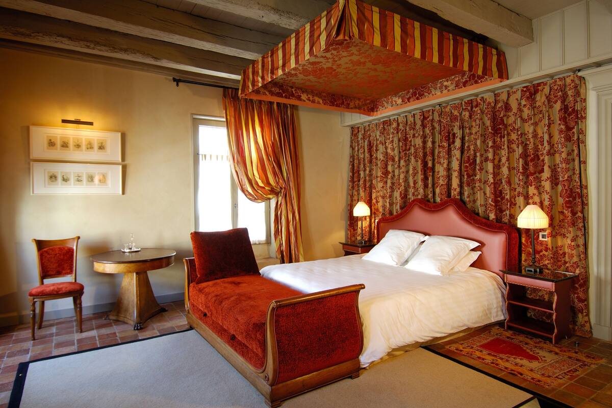 Luxe beddengoed, een minibar, een kluis op de kamer