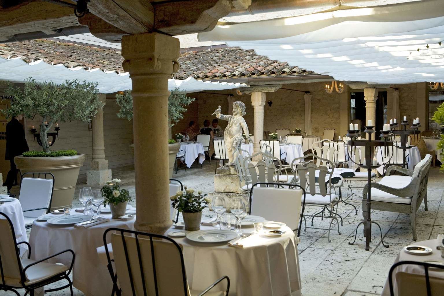 2 restaurants, lunch, dinner served; French cuisine