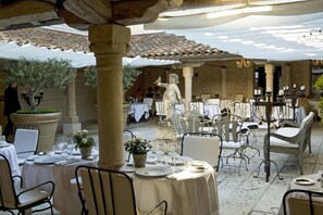 2 restaurantes, com serviço de almoço e jantar; culinária francesa