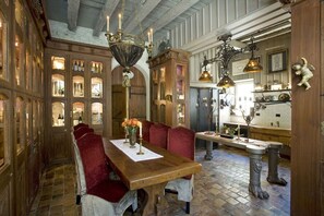 2 restaurants; ze serveren er lunch en diner 