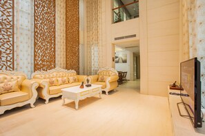 Deluxe-Villa | Wohnzimmer | Fernseher