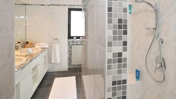 Chalet, 4 chambres | Salle de bain | SĂšche-cheveux, serviettes fournies