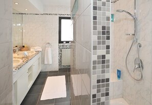 Chalé, 4 quartos | Banheiro | Secador de cabelo, toalhas de banho