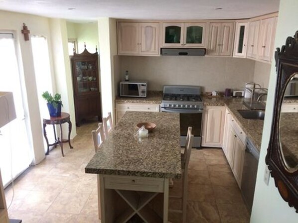 Deluxe House, 1 Queen Bed, Non Smoking | Private kitchen | Fridge, microwave, stovetop, coffee/tea maker - Penthouse Brave (Guanajuato)