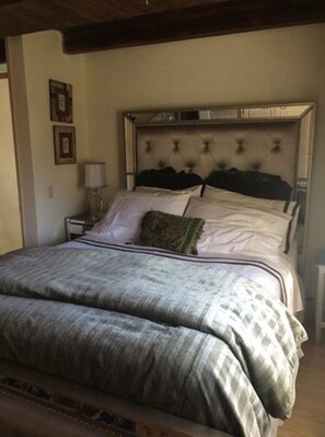 Deluxe House, 1 Queen Bed, Non Smoking | Desk, iron/ironing board, bed sheets - Penthouse Brave (Guanajuato)