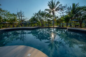 Outdoor pool, pool umbrellas, pool loungers - Le Bel Air Resort Luang Prabang (Luang Prabang)