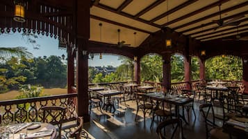 Se sirven desayunos, almuerzos y cenas; cocina local e internacional