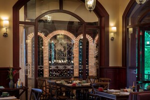 供应早餐、午餐和晚餐，本地与国际菜