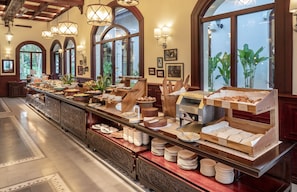 Café da manhã com buffet todos os dias mediante uma taxa