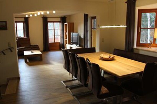 تناول الطعام داخل الغرفة