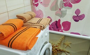 Studio | Badezimmerausstattung | Duschwanne, kostenlose Toilettenartikel, Haartrockner, Handtücher
