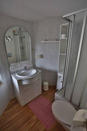 Habitación doble, baño privado (A1) | Baño | Regadera y secadora de cabello
