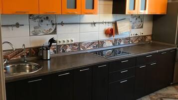 Apartment, 2 Schlafzimmer | Eigene Küche | Großer Kühlschrank, Mikrowelle, Herdplatte, Wasserkocher