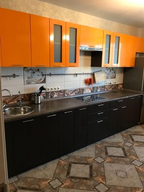 Departamento, 2 habitaciones | Cocina privada | Refrigerador con congelador, microondas y parrilla de estufa 