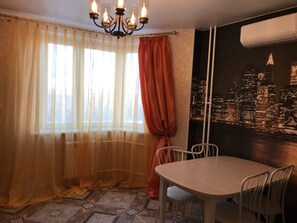 Departamento, 2 habitaciones | Cocina privada | Refrigerador con congelador, microondas y parrilla de estufa 