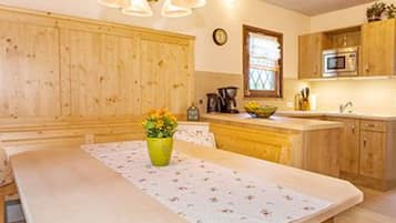 House, Multiple Beds, Non Smoking | In-room dining