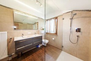 Comfort-Haus, Mehrere Betten, Nichtraucher | Badezimmer | Dusche, Regendusche, Haartrockner, Handtücher