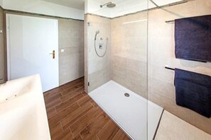 Comfort-Haus, Mehrere Betten, Nichtraucher | Badezimmer | Dusche, Regendusche, Haartrockner, Handtücher