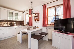 In-room dining - Ferienwohnung Lea Stübchen (Reit im Winkl)