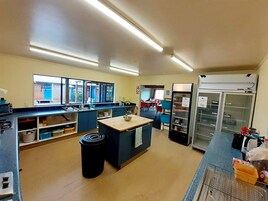 Refrigerador con freezer, microondas, placa de cocina, tostadora